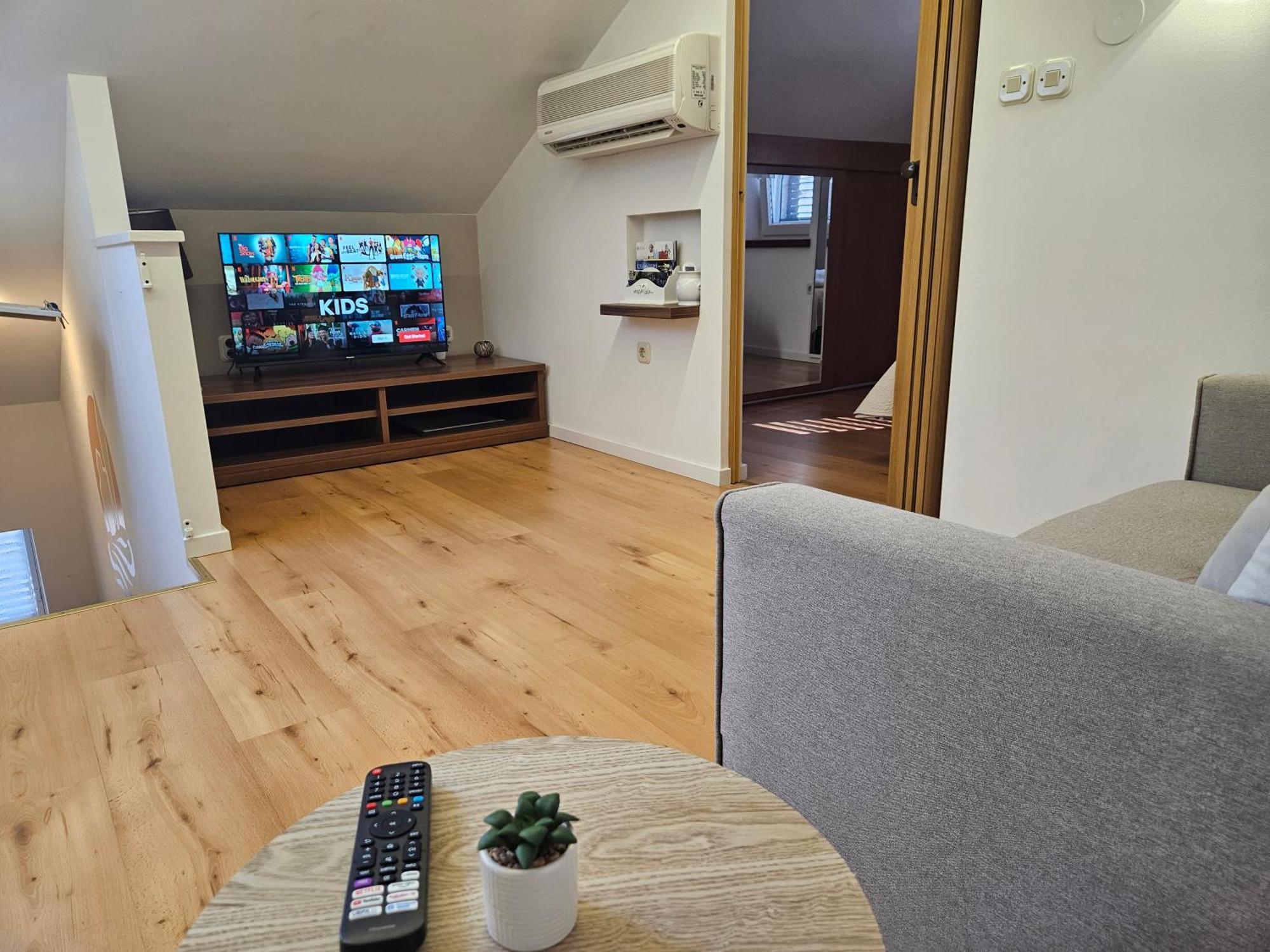 Lovely Attic Apartman-Melani Ζαντάρ Εξωτερικό φωτογραφία